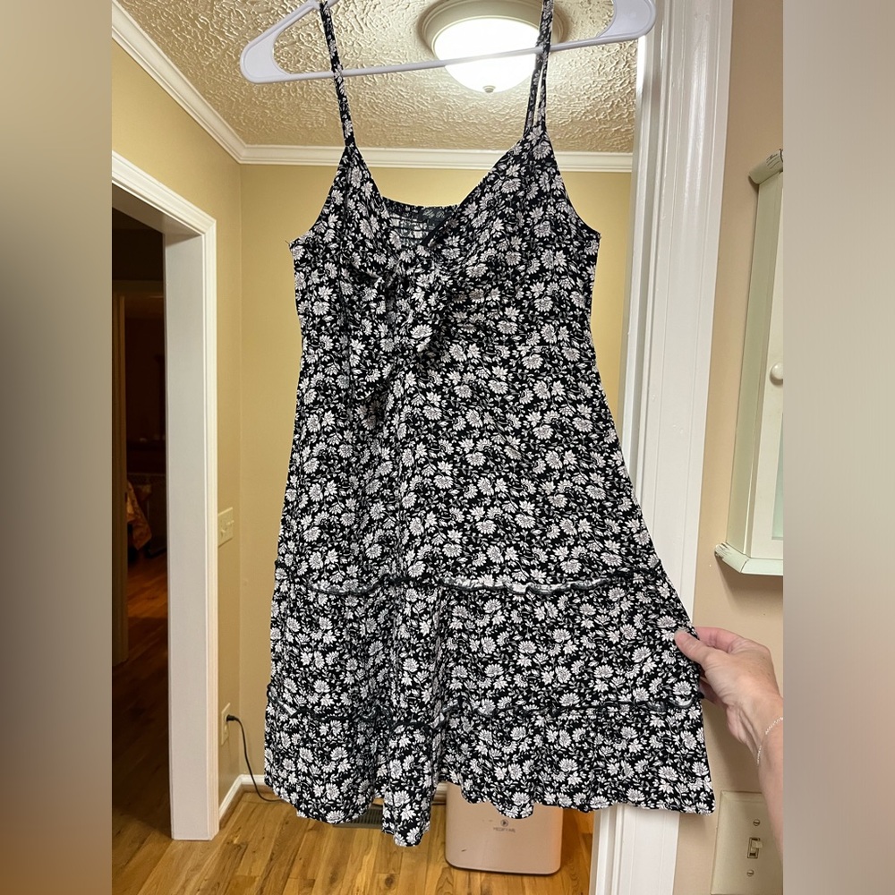 Black and white, flower print short dress. Size large.